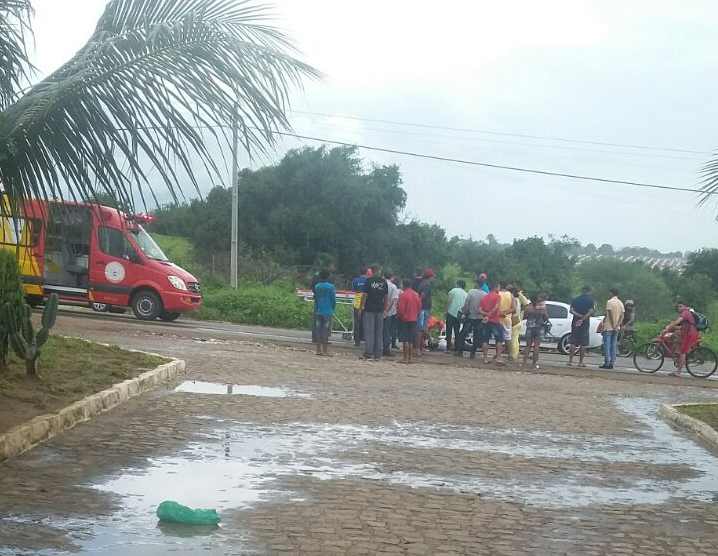Acidente entre carro e moto deixa dois feridos na AL-115 em Palmeira