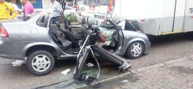Quatro pessoas ficam feridas em colisão entre carro e ônibus na parte alta de Maceió