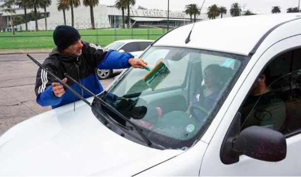 Casamento de Messi tira flanelinhas das ruas, e eles apelam ao craque: ‘Trabalhar é a única coisa que queremos’