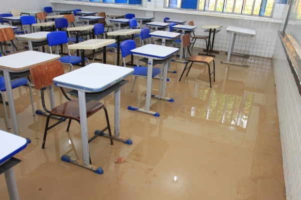 Escolas da rede estadual danificadas pelas chuvas podem antecipar recesso escolar