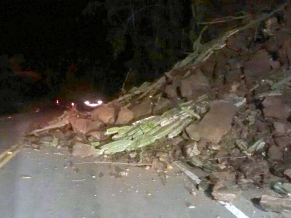 Deslizamento de terra bloqueia trecho da AL-210 em Palmeira dos Índios