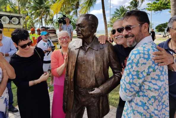 Paulo Gracindo é homenageado com escultura na orla de Maceió