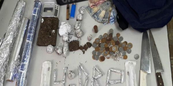 PC estoura ‘boca de fumo’, detém três suspeitos e apreende menor em Arapiraca