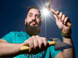 Barbeiro usa machado pra cortar cabelo e viraliza; assista