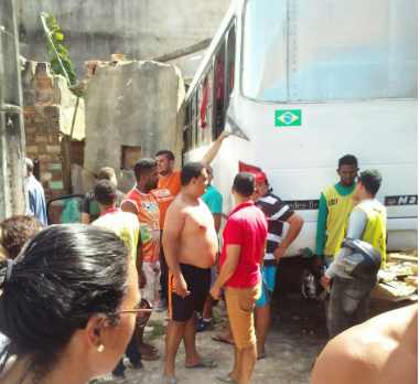 Rio Largo: Ônibus escolar atinge casa e deixa mais de 25 pessoas feridas