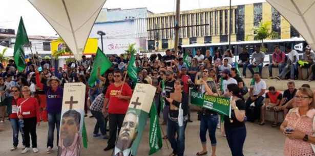 Com 91 dias de greve, Educação de Arapiraca realiza ‘enterro simbólico’ em ato