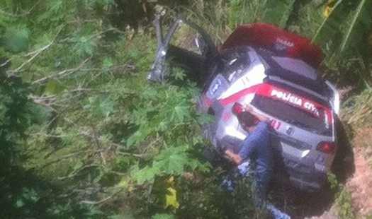 Viatura da Polícia cai em ribanceira após acidente com mais dois veículos