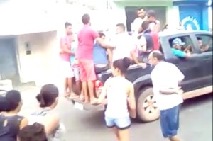 População mata suspeitos e desfila com os cadáveres pelas ruas; Veja vídeos