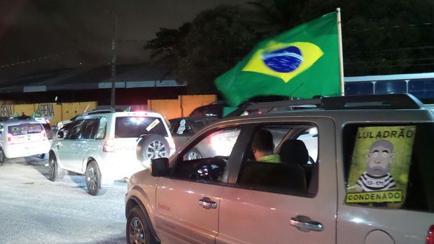 Manifestantes realizam carreata contra presença de Lula em Alagoas