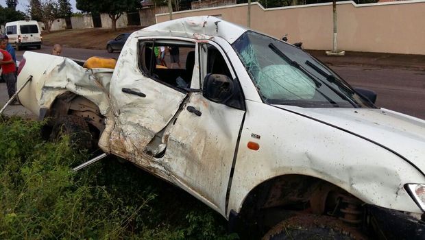 Picape bate de frente com caminhão e motorista fica ferido na AL-101