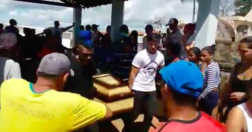 Sepultamento de travesti é marcado por revolta e gritos de “Justiça”; Veja vídeo