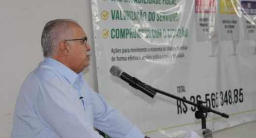 Teófilo anuncia antecipação do 13º e pagamento atrasado de gestão passada