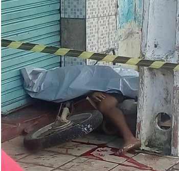 Homem perde controle de motocicleta, sobe em calçada e morre