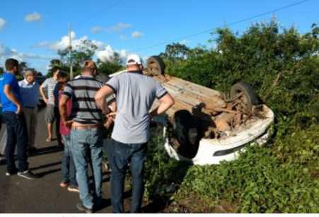 Condutor perde controle de veículo e capota na AL-115