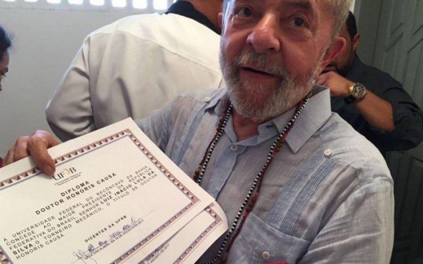 Lula exibe diploma com erros de português e chama atenção de internautas