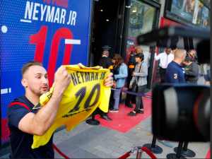 Chegada de Neymar no PSG pinta Paris de verde e amarelo