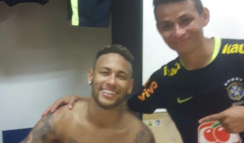 Papai N… eymar! Craque dá cueca usada de presente a “colega” de treino; entenda
