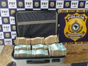 Polícia na BA acha R$ 700 mil em dinheiro dentro de mala transportada em ônibus