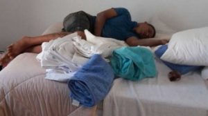 Ladrão adormece em apartamento após assalto e é flagrado por morador