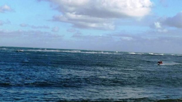 Lancha colide em pedras e seis ficam feridos na praia do Gunga