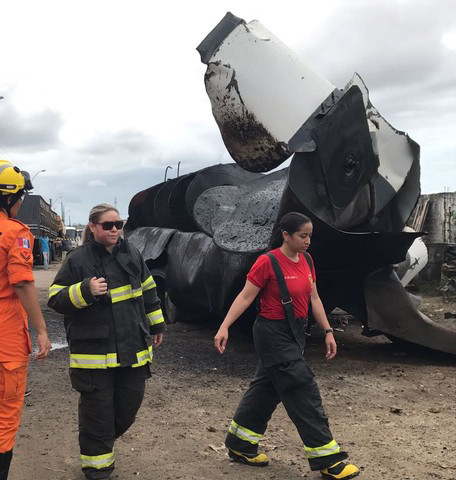 Caminhão-tanque explode e deixa um morto em Maceió