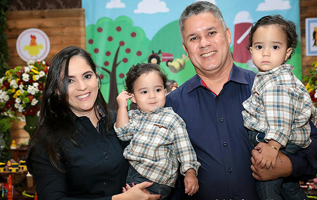 Gêmeos morrem afogados em piscina enquanto pai molhava jardim