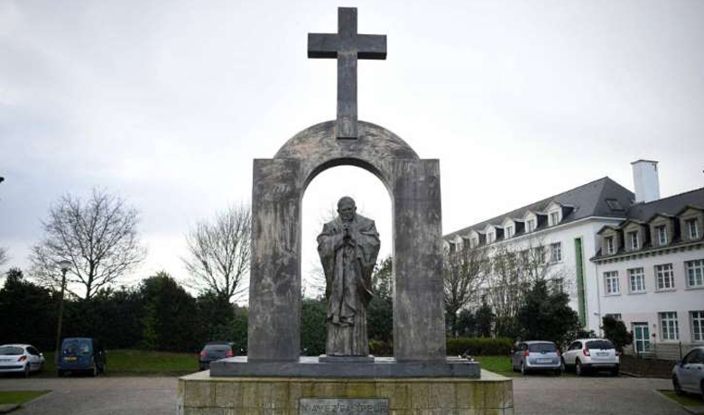 Por que a França ordenou a retirada de uma cruz sobre uma estátua do papa João Paulo II?