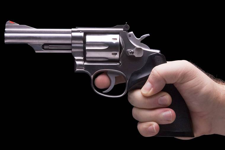 Condutor de veículo é levado de refém em assalto no Sertão