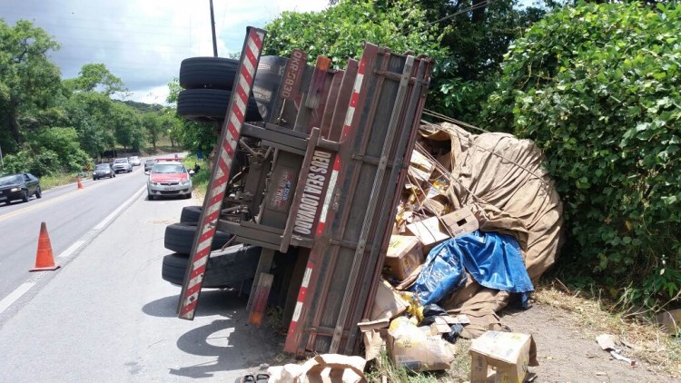 Caminhão carregado de óleo tomba em Satuba na BR-316