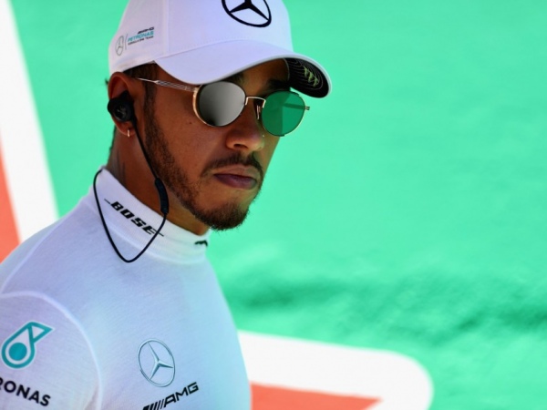 “Como dirigir um ônibus”, prevê Hamilton sobre pilotar os carros de 2018