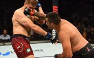 Werdum domina Tybura, vence na decisão e pede chance pelo título