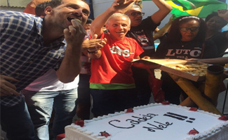 Cabral completa 1 ano na prisão, e grupo faz ‘festa’ na porta de presídio