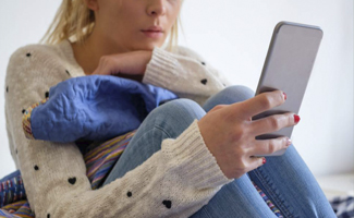 Mais de 5 horas no celular eleva o risco de depressão em mulheres