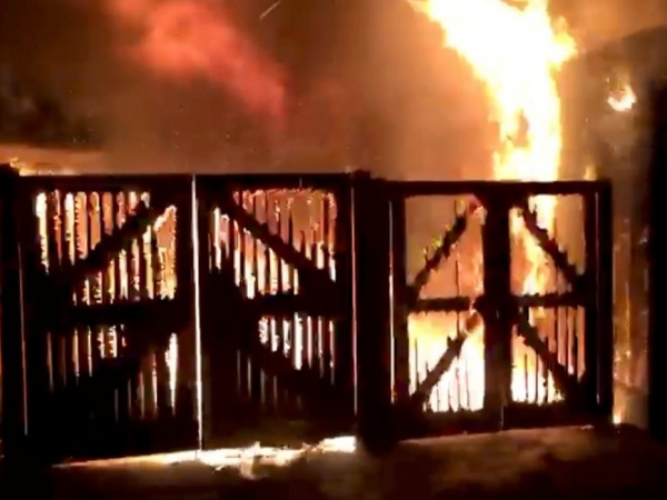 Bombeiros combatem incêndio em zoológico de Londres