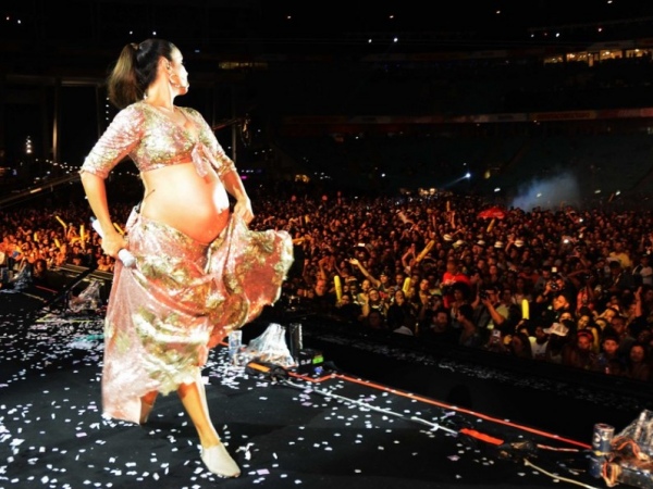 Ivete exibe barrigão em show no Festival de Verão