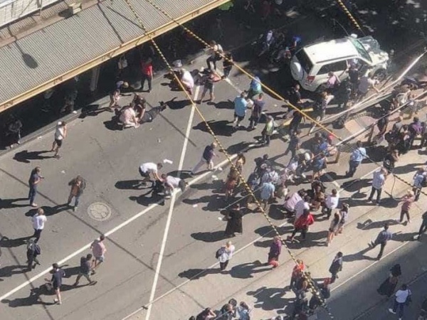 Carro atropela multidão na Austrália e deixa 14 feridos