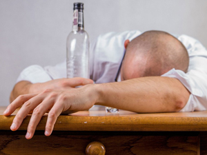 A ressaca é mais forte quando se mistura diferentes tipos de bebidas?