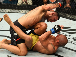 Max Holloway volta a nocautear José Aldo e mantém o cinturão no UFC 218