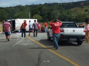 Colisão entre van e carro de passeio deixa vários feridos na AL-110