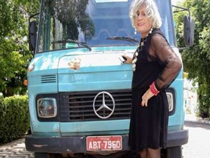A história do caminhoneiro que se assumiu crossdresser e roda o Brasil de salto alto