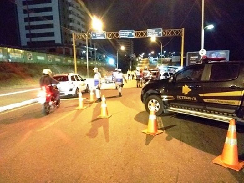 Fiscalização em Maceió flagra sete condutores inabilitados e 21condutores alcoolizados