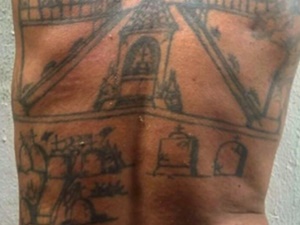 Suspeito de matar três pessoas tatuava nas costas sepulturas das vítimas