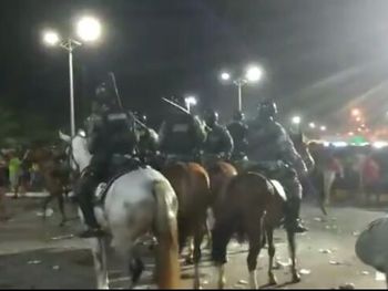 Internautas registram invasão e ação da polícia no Maceió Verão