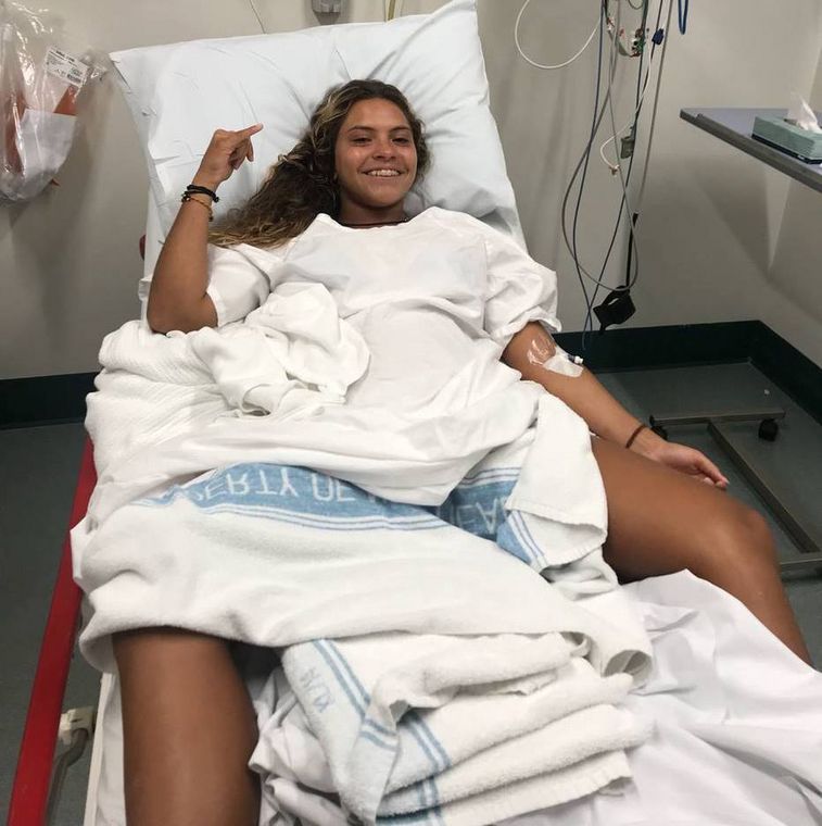 Surfista brasileira de 14 anos passa por cirurgia íntima após acidente com prancha