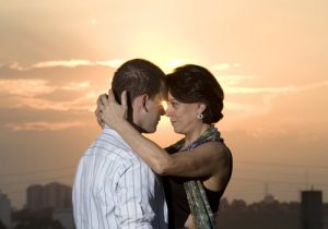 Por que os homens preferem as mulheres mais velhas?