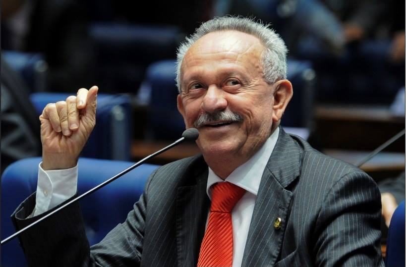 [Vídeo] Senador Benedito de Lira é alvo de vaias e gritos de “golpista” em aeroporto de Maceió