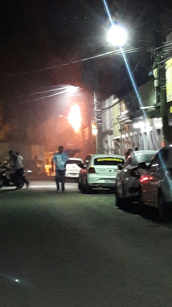 Fiação elétrica de poste pega fogo e deixa moradores sem energia em Palmeira dos Índios