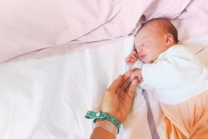 Brasileiros vão aos EUA ter bebê e garantem cidadania americana