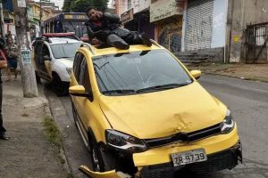 Motociclista liga para pedir socorro do teto de carro que o atropelou