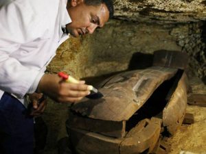 Necrópole com 40 sarcófagos e mais de mil estátuas é descoberta no Egito